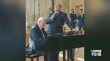 Silvio Berlusconi canta accompagnato da Fedele Confalonieri