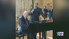 Silvio Berlusconi canta accompagnato da Fedele Confalonieri