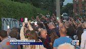 Arcore: i tifosi del Milan intonano un coro per Silvio Berlusconi