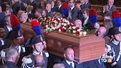 Il feretro di Silvio Berlusconi lascia il Duomo di Milano