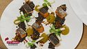 Cannoli ripieni di cinghiale in salmì e salmone arrosto, lenticchie nere, bacon al curry e mela verde