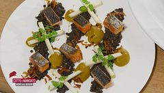 Cannoli ripieni di cinghiale in salmì e salmone arrosto, lenticchie nere, bacon al curry e mela verde