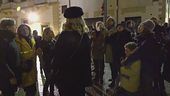 E il suo paese brinda in piazza
