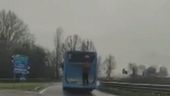 Bus surfing, l'ultima folle moda