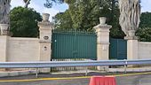 Bloccati in casa dal guard rail
