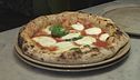 Napoli boccia la pizza con i grilli