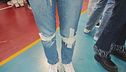 A scuola scotch sui jeans strappati