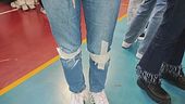 A scuola scotch sui jeans strappati