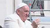 Papa in ospedale, medici ottimisti