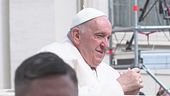Il Papa migliora, ma dovrà riposare