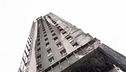 Dentro la torre distrutta dal rogo