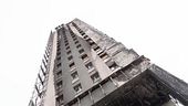 Dentro la torre distrutta dal rogo