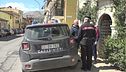Si getta dal balcone con il figlio