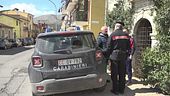 Si getta dal balcone con il figlio