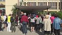 In fila nel fango per vaccinarsi
