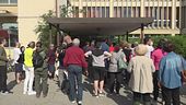 In fila nel fango per vaccinarsi