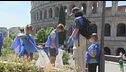 I volontari puliscono il Colosseo
