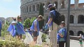 I volontari puliscono il Colosseo