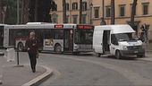 Roma, guida il bus a occhi chiusi
