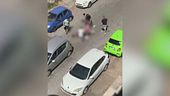 Scippatore linciato dai passanti