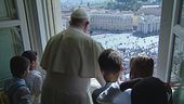 Cinque bimbi alla finestra col Papa