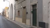 Citofona e accoltella una ragazzina