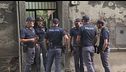 Accoltella la fidanzata alla gola