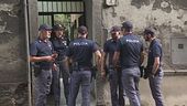 Accoltella la fidanzata alla gola