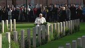 Il Papa tra le tombe dei soldati