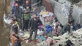 Hamas vacilla, si arrendono a decine