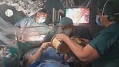 Operato al cervello mentre suona