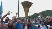 Napoli fa festa e pensa