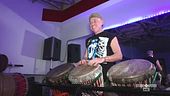 Il miglior percussionista bianco di tamburo africano