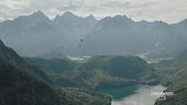 Un lancio in parapendio dentro ad uno dei castelli più belli del mondo
