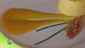 Sformato di patate con crema di carote e cipolla caramellata