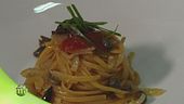 Linguina al peperoncino con capperi, olive nere e cipolla