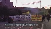 Anarchici in corteo: tensioni, roghi e fumogeni
