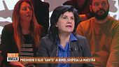 In studio la maestra delle preghiere in classe