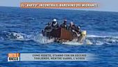 Il "Baffo" incontra il barchino dei migranti