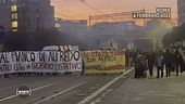 La violenza degli anarchici in piazza per Cospito