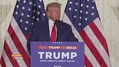 Donald Trump stretto tra due donne e 34 accuse