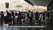 Non si trovano taxi, turisti e cittadini in coda sotto il sole