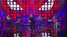 Max Pezzali in "Hanno ucciso l'uomo ragno"