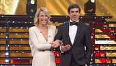 Michelle Hunziker presenta Pierfrancesco Favino