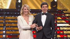 Michelle Hunziker presenta Pierfrancesco Favino