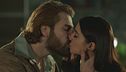 Il bacio tra Fikret e Mujgan