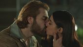 Il bacio tra Fikret e Mujgan