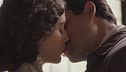 Manuel rassicura Jimena con un bacio