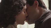 Manuel rassicura Jimena con un bacio