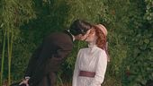 Il bacio tra Leonor e Juan Luis